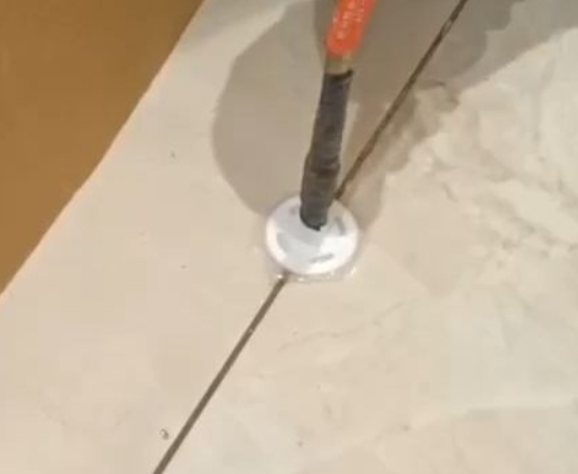 祁门瓷砖空鼓维修公司专业解答瓷砖在铺贴过程中，如果没有涂抹均匀到位的粘结材料（如水泥砂浆或瓷砖胶），可能会导致以下问题